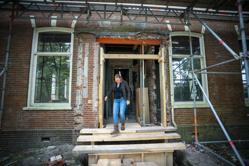 Francis voor de deur van haar woonboerderij