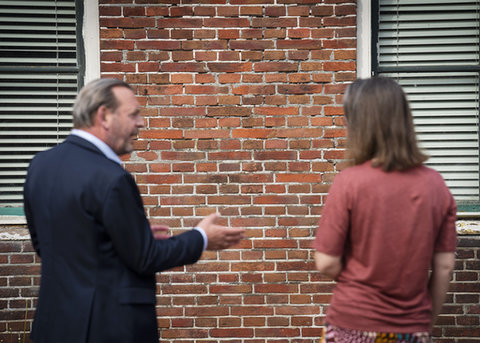 Nationale ombudsman in gesprek met een vrouw