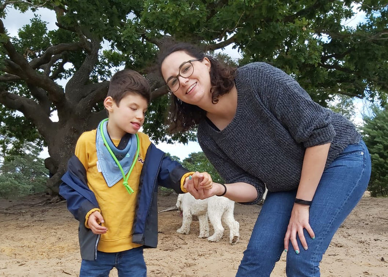 Kian en Shirin in een bosgebied met zandgrond