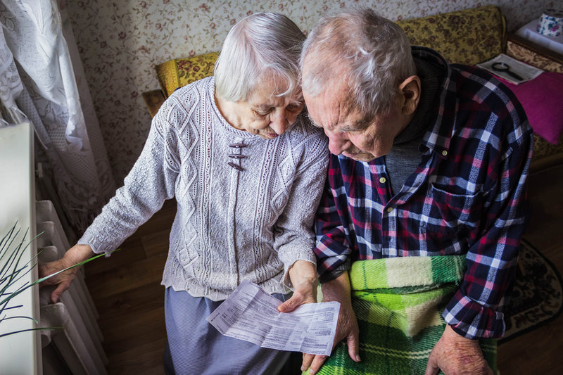 Een ouder stel bekijkt de energierekening